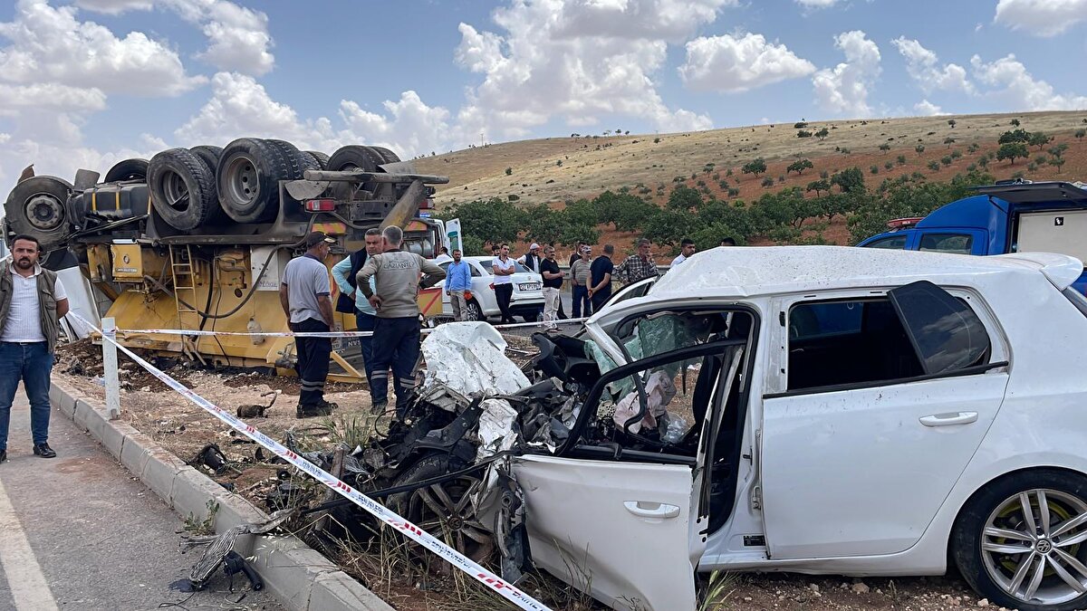 Savrulan otomobil takla atarken, kamyon ise ters döndü.