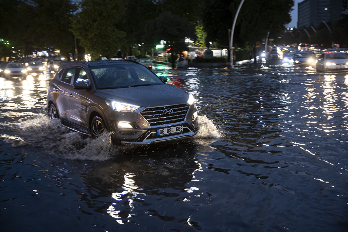Keçiören Belediye Başkanı Turgut Altınok, aracında seyir halindeyken çektiği videoyu paylaşarak, ilçede meydana gelen sağanak ve dolu yağışı sonrası mazgalların tıkandığını ve Kalaba Kent Meydanı başta olmak üzere birçok noktada sel baskını meydana geldiğini belirtti. Sel sularının tahliye edilmesinin Ankara Büyükşehir Belediyesi'nin sorumluluğunda olduğunu ve belediyenin görevini yapmadığını söyleyen Altınok, "Burası Kalaba. Burada ilk defa böyle bir manzara var. Yavaş, Türkiye'yi gezeyim derken Ankara'yı ihmal etmiştir. Ankara Büyükşehir Belediyesi görevini yapmıyor. Izgara ve mazgalları periyodik şekilde 3-4 ayda ve her yağmur yağdıktan sonra temizlemezseniz, Ankara'da yine insanlarımız ölecek, canlar gidecek. Ah, vah, tüh demenin bir anlamı yok. Acilen ABB ve ASKİ'nin üzerine düşen görevleri yapması lazım. Böyle bir manzara yok. Sanki deniz, sanki nehir, sanki ırmak" dedi.<br><br>