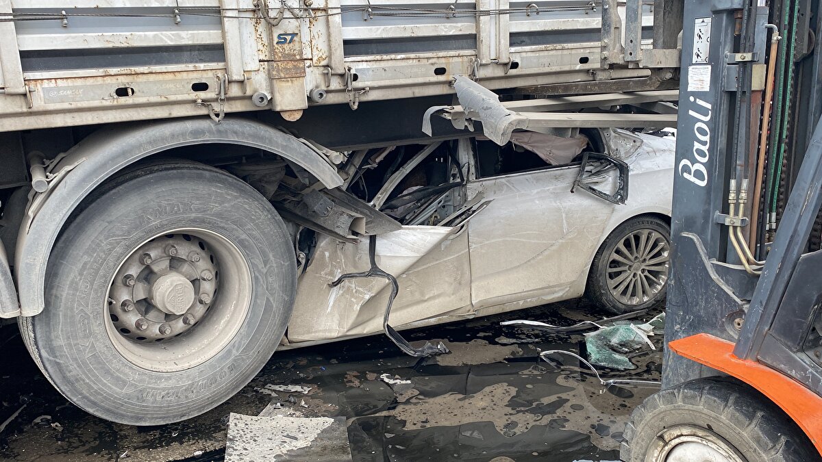 Kazada otomobil içerisinde sıkışan Ali Duran'ı kurtarmak için büyük gayretler gösterildi ancak sürücü, araç içerisinde hayatını kaybetti.