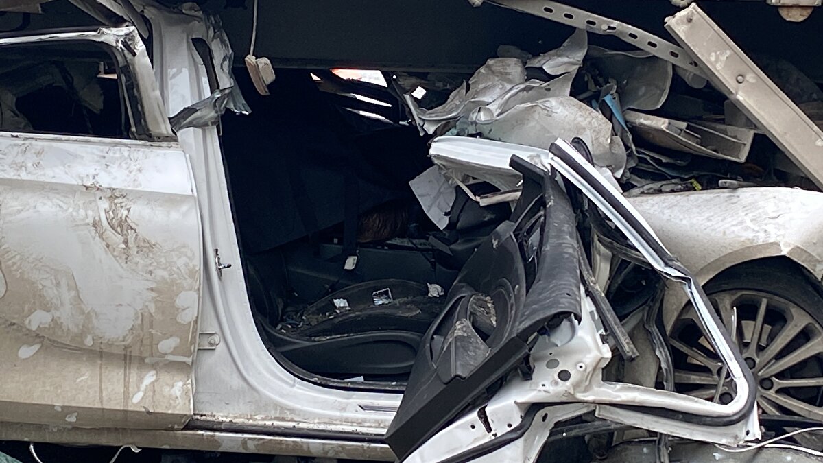 TIR'ın altına adeta saplanan otomobilden yaralıları alabilmek için forkliftler tırın dorsesini kaldırdı. Olay yerine gelen Samsun Büyükşehir Belediyesi itfaiye ekipleri, araç içerisinde sıkışan 8 yaşındaki Sahra Nil Duran'ı araçtan yaralı olarak çıkartılarak, ilk müdahalenin ardı