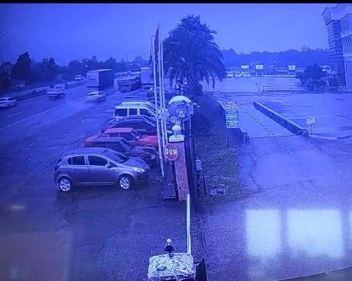 Şiddetli çarpma sonucu dorsenin altına girerek araç içerisinde sıkışan otomobil sürücüsü ve yanında bulunan 8 yaşındaki kızına ilk müdahaleyi çevredeki vatandaşlar yaptı.