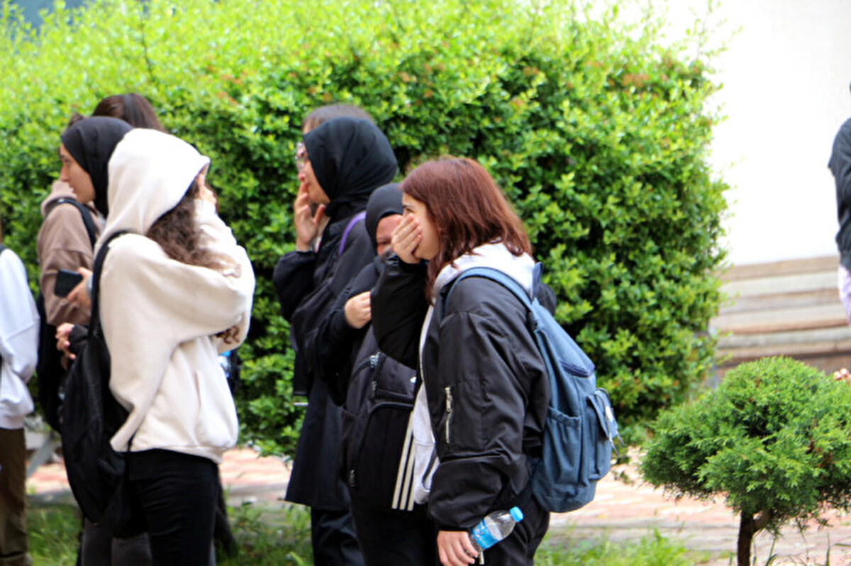 Evli ve bir çocuk babası Uğur Perçin'in cenazesi otopsi işlemlerinin ardından ailesine teslim edildi. Hastane morgu önünde bekleyen Perçin'in öğrencileri ise büyük üzüntü yaşayarak gözyaşı döktü. Perçin'in cenazesi bugün Zile ilçesine bağlı Küçük Aköz köyünde ikindi namazı sonrası toprağa verilecek.<br><br>