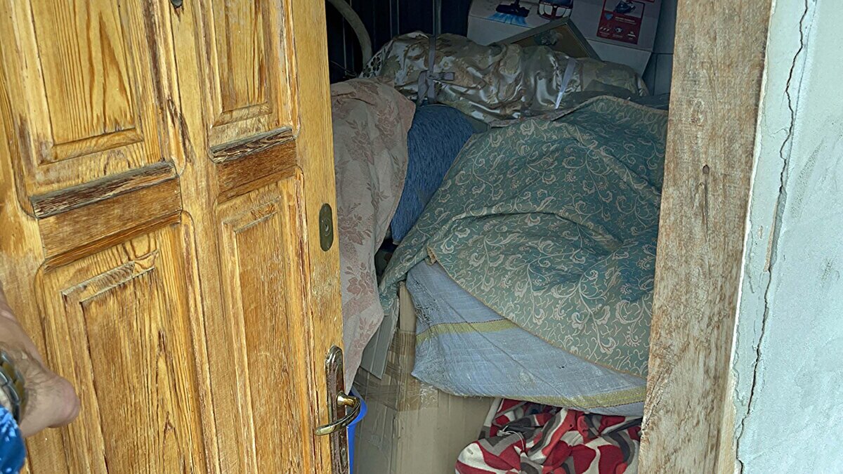 Kimliği belirsiz kişi ya da kişiler, kapısındaki kilidi kırdığı çatıdan yurt dışında yaşayan Sıla Kural'a ait 50 bin lira değerindeki çeyiz eşyasını çaldı.