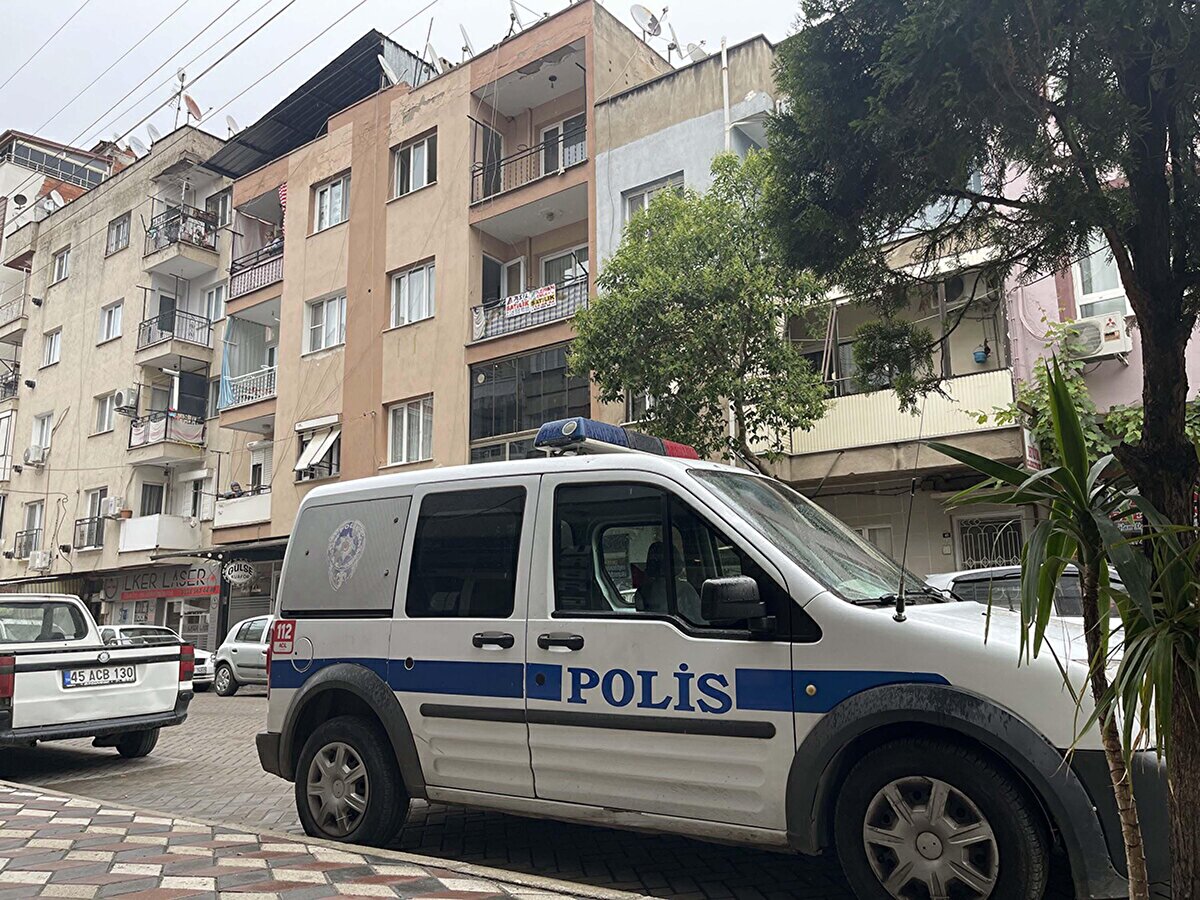 Olay, gece saatlerinde Cumhuriyet Mahallesi Demirel Sokak üzerindeki 4 katlı bir apartmanda meydana geldi.