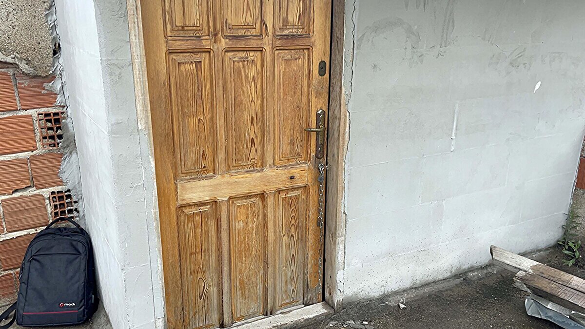 Bir süre sonra çatıya çıkan Kural'ın aynı apartmanın 2'nci katında oturan kuzeni Merve Akıncı (30), durumu fark edip polise haber verdi.