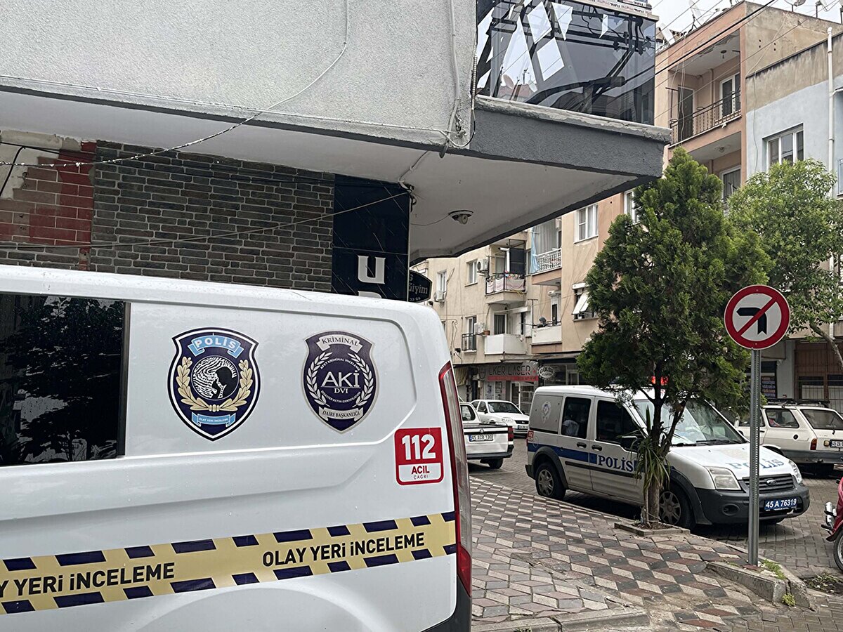 Polis, şüpheliyi yakalamak için çalışma başlattı. Kural'ın kuzeni Merve Akıncı, "Teyzemin kızı Sıla Kural yurt dışında kazandığı parayı bize gönderiyor. Biz de kendisi için aldığımız çeyizleri çatıda depoluyoruz. Kuzenimin 50 bin TL değerindeki eşyasını çaldılar. Çok üzgünüz. Kendisi de çok üzülecek" dedi.<br><br>