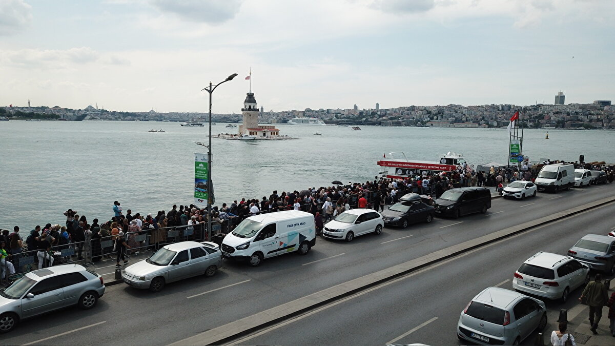 Sahilde oluşan kuyruk, havadan da görüntülendi. Sıradakilerin, bekleme süreleri ise 2 saati buldu.