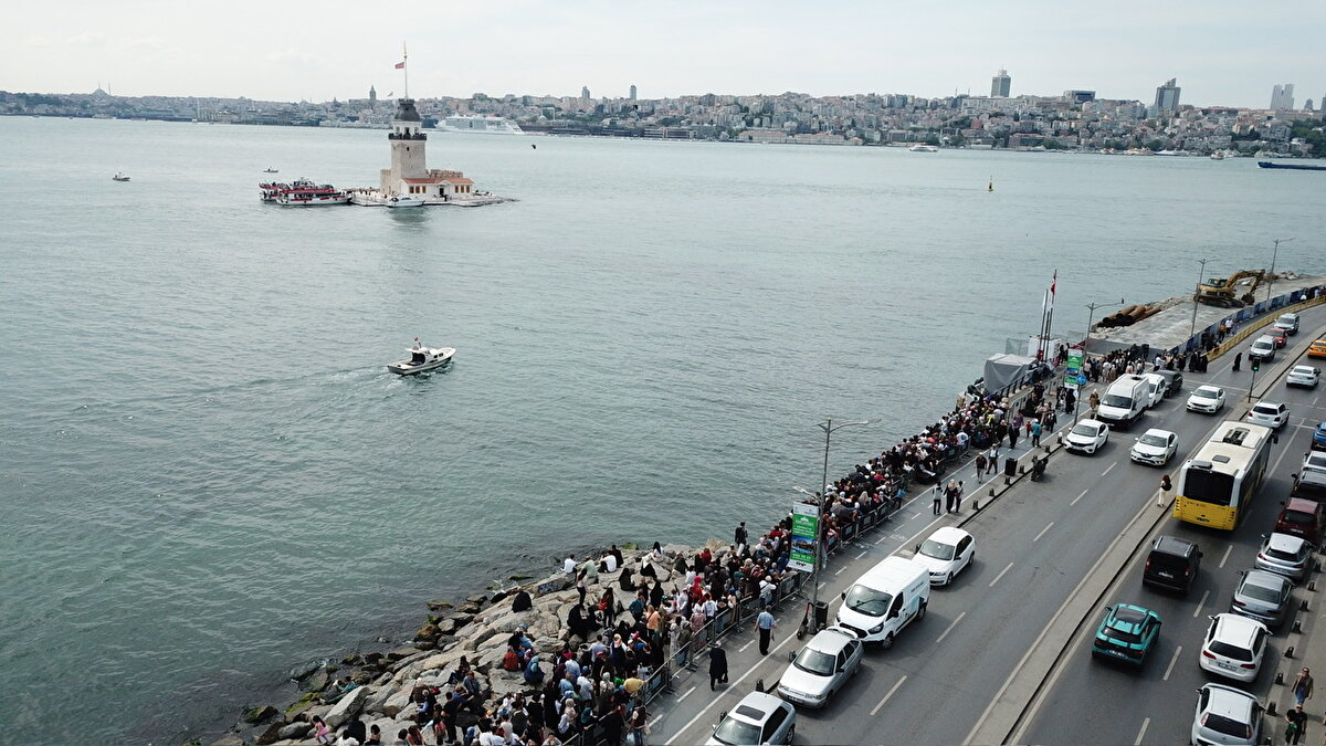 Ziyaretçi Mustafa Aydın, "10 dakika sonra tam 2 saattir bekliyor olacağım. Daha önce hiç gelmemiştim, yenilenince yeni halini görmeye geldim. Eski hali de güzeldi ama, yeni hali de, geceleri ışık gösterileri oluyor. Değişim de şart tabi ki. Bakalım, merak ediyoruz, umarım görebiliriz, 16.00'da kapanacağı söyleniyor" diye konuştu. 