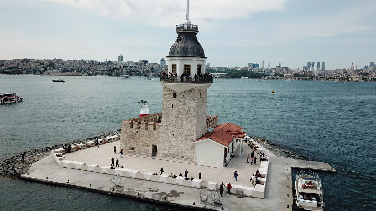 Sırada bekleyenlerden Gümüş Kurt ise, "Güzel bir duygu İstanbullular için. Kız Kulesi zaten İstanbul için gelenek görenek haline gelmiş bir durumda. Vatandaşlarımız da son günde oldukça yoğun ilgili. Merak ediyordum, eskiye göre daha farklı olmuş" şeklinde konuştu.