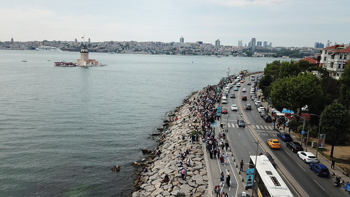 DAHA ÖNCE HİÇ GELMEMİŞTİM YENİ HALİNİ GÖRMEYE GELDİM<br>Kuyrukta bekleyenlerden Dilek Yeşilyurt, "Yaklaşık 1 buçuk saattir sırada bekliyorum. Bugün son gün diye geldik, seçimde görevim vardı aslında niyetimiz o gün gitmekti ama bugün oğlum için de okuldan izin alıp geldim. Bugünü değerlendirmek istedim. İlk defa görmek nasip olacak, restorasyon yapılmış halini merak ettim" dedi.