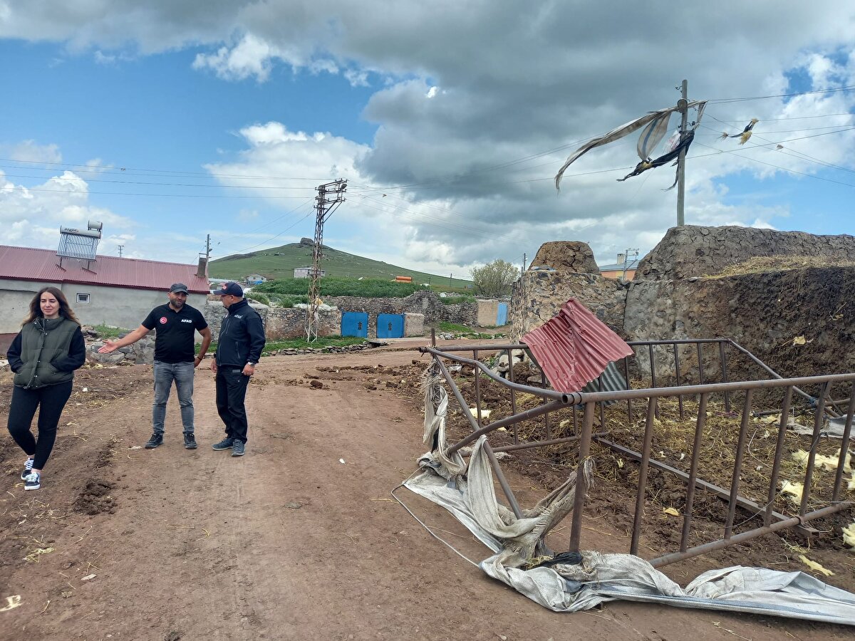 <br>Ayrıca hortum anı vatandaşlarca cep telefonuyla kaydedildi.