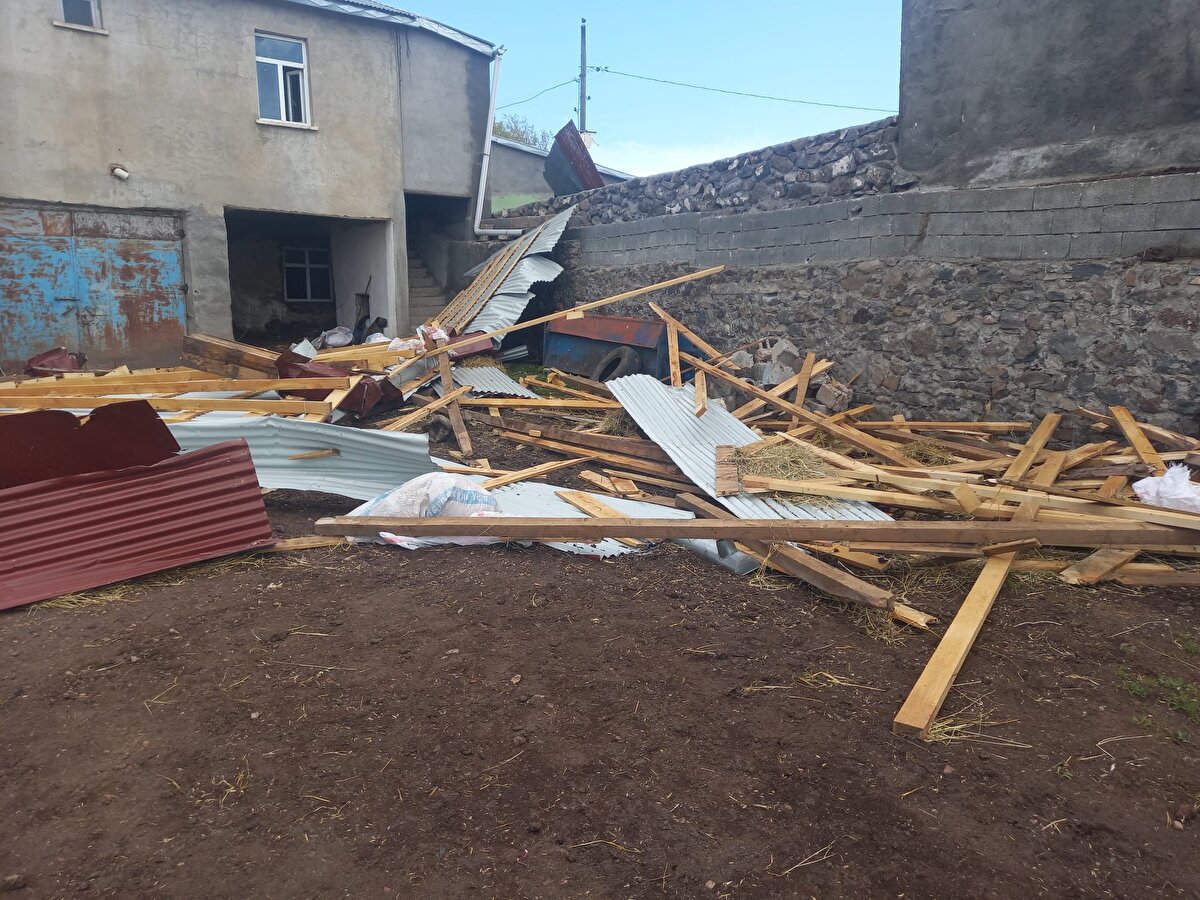 Kısa süre içinde köyde etkili olan hortum nedeniyle 3 ev, 2 ahır ve cami lojmanının çatı ve duvarlarında hasar oluştu.