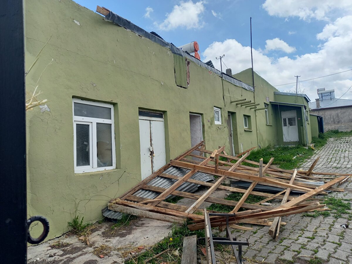 Jandarma ve AFAD ekiplerinin sevk edildiği köyde, hasar tespit çalışması yapılıyor.