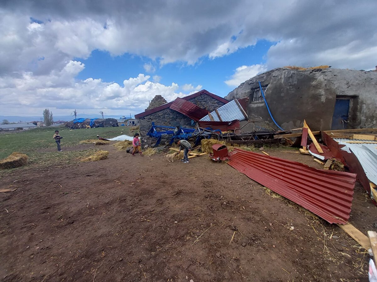 Kars'ta hortum çatıları uçurdu
