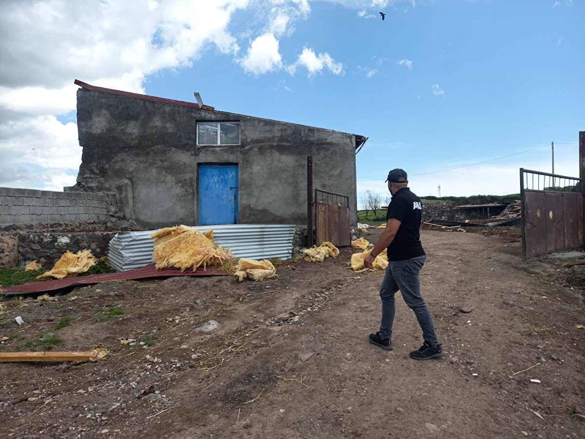 Kars'ta hortum çatıları uçurdu