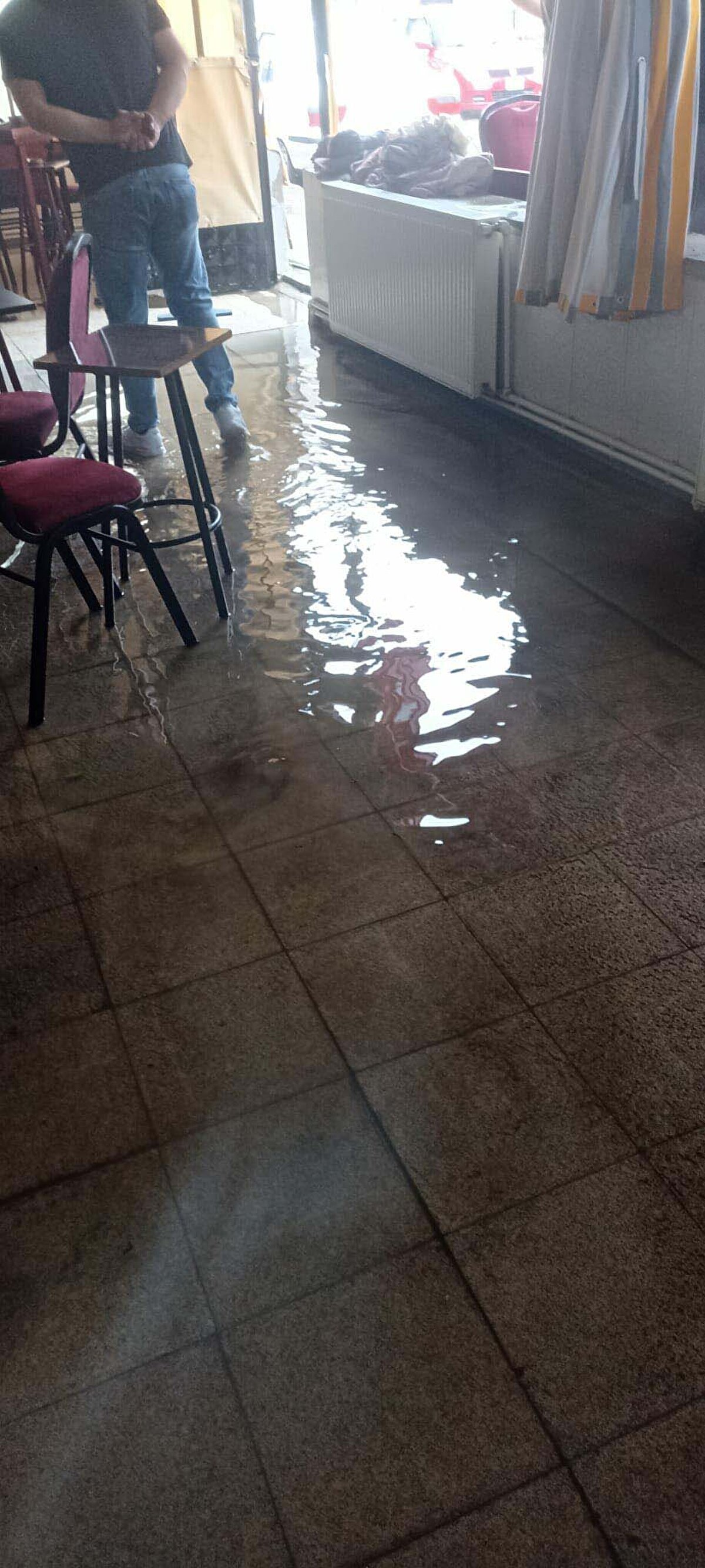 Meteoroloji Genel Müdürlüğü'nün sağanak uyarısının ardından İzmir'de, öğleden sonra yağmur etkili oldu.<br>