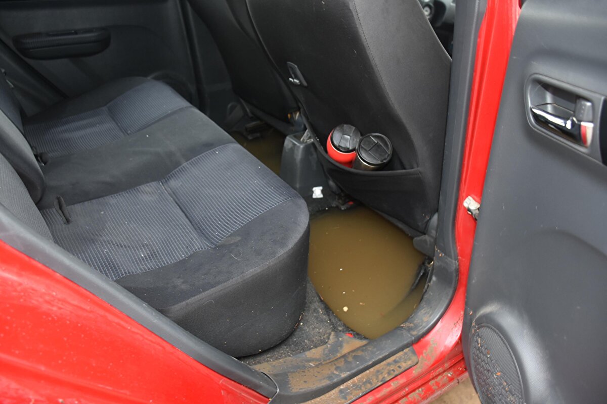 Köyiçi Mahallesi'nde ev ve iş yerini su basarken, çok sayıda araç, caddelerde biriken suya gömüldü.<br>