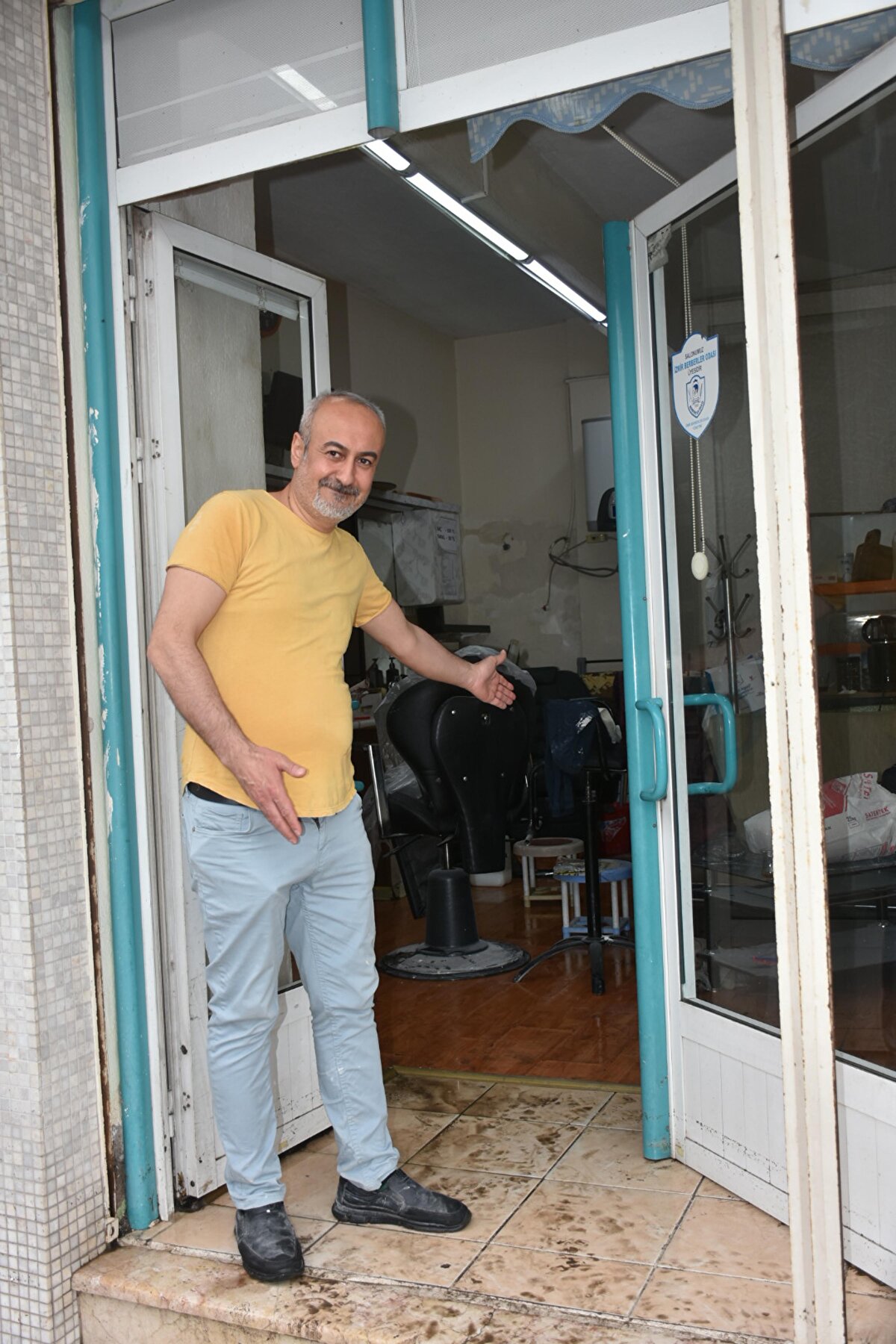 'MAĞDUR OLUYORUZ' <br>Mahallede yaşayan Sakine Özyurt (55), "Evlerimize ve iş yerlerimize sular girdi. Rögarlar yetersiz. Doluyor. Taştan sular hep evlerimize, dükkanlarımıza giriyor. Her sene böyle mağdur oluyoruz. Lütfen buna bir çare bulunsun" dedi.