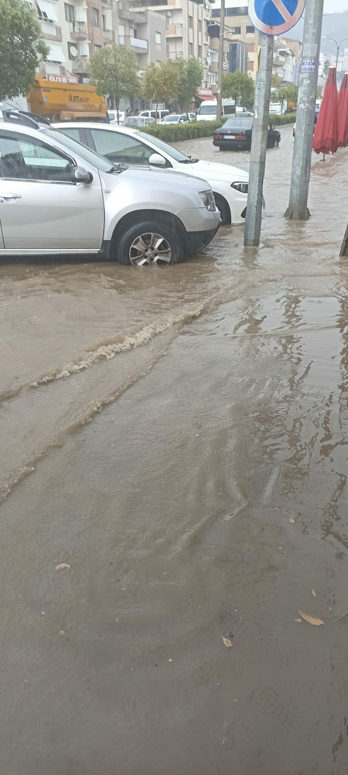 Bazı noktalarda rögarlar taştı. Çiğli ilçesinde bazı sokak ve caddeler suyla kaplandı, sürücüler, trafikte ilerlemekte güçlük çekti.<br>
