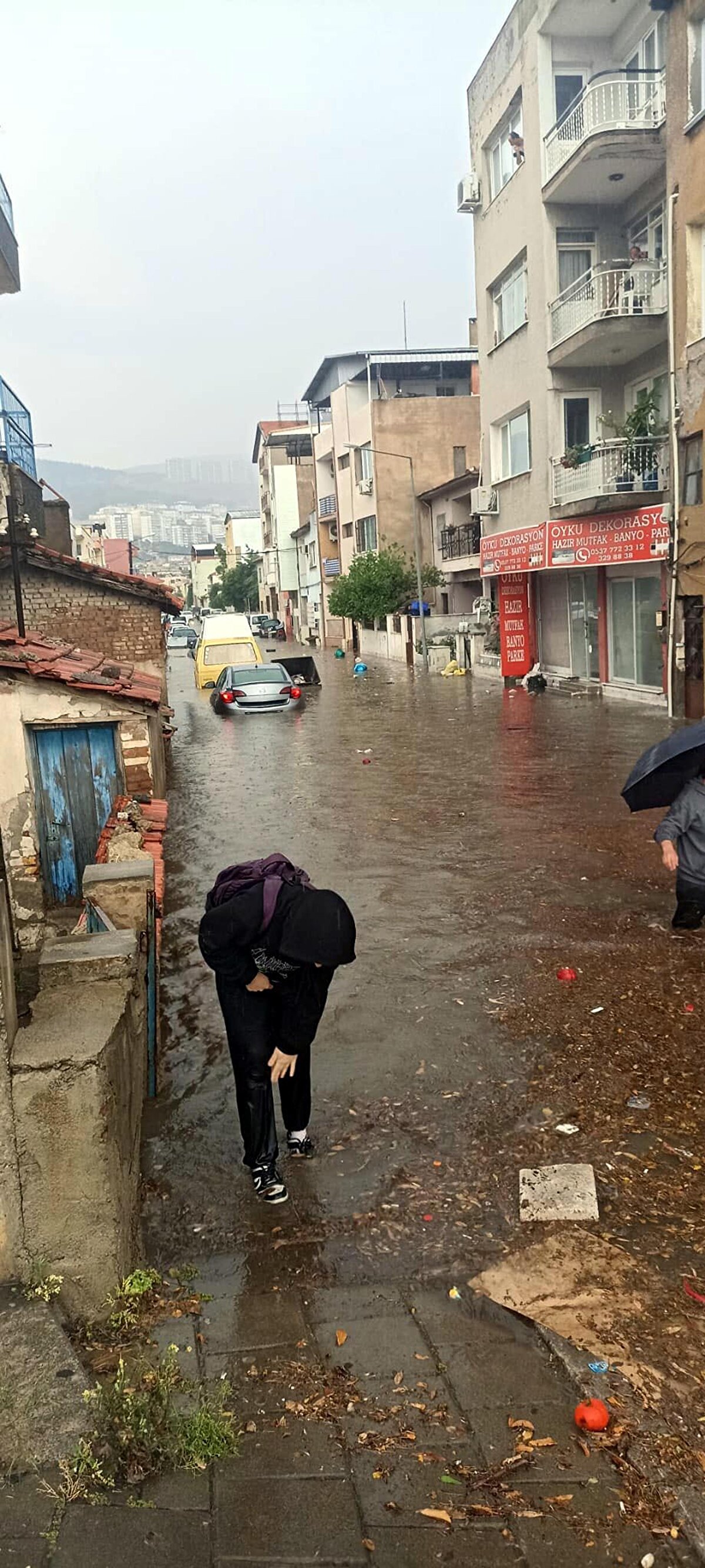 Bölge halkı, su basan ev ve iş yerlerinde, kendi imkanlarıyla suları tahliye etti.<br>