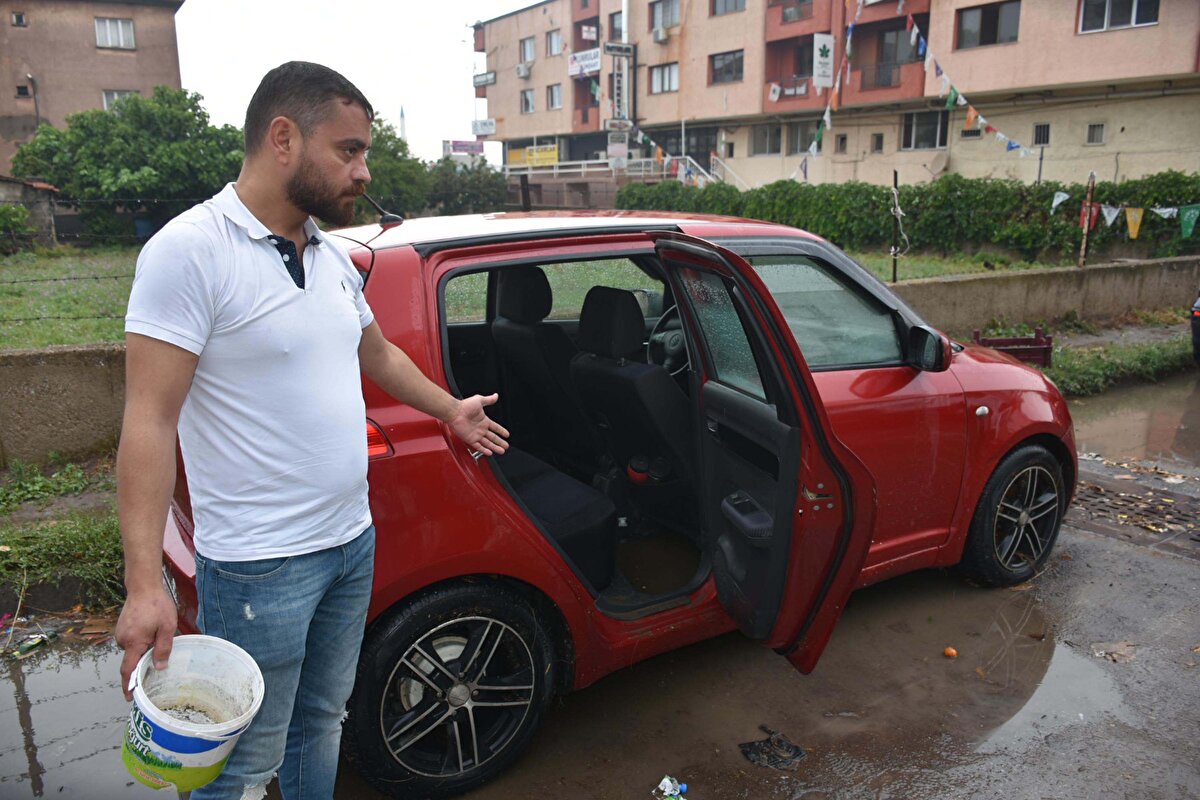 Yağmura hazırlıksız yakalananlar, zor anlar yaşadı.<br>