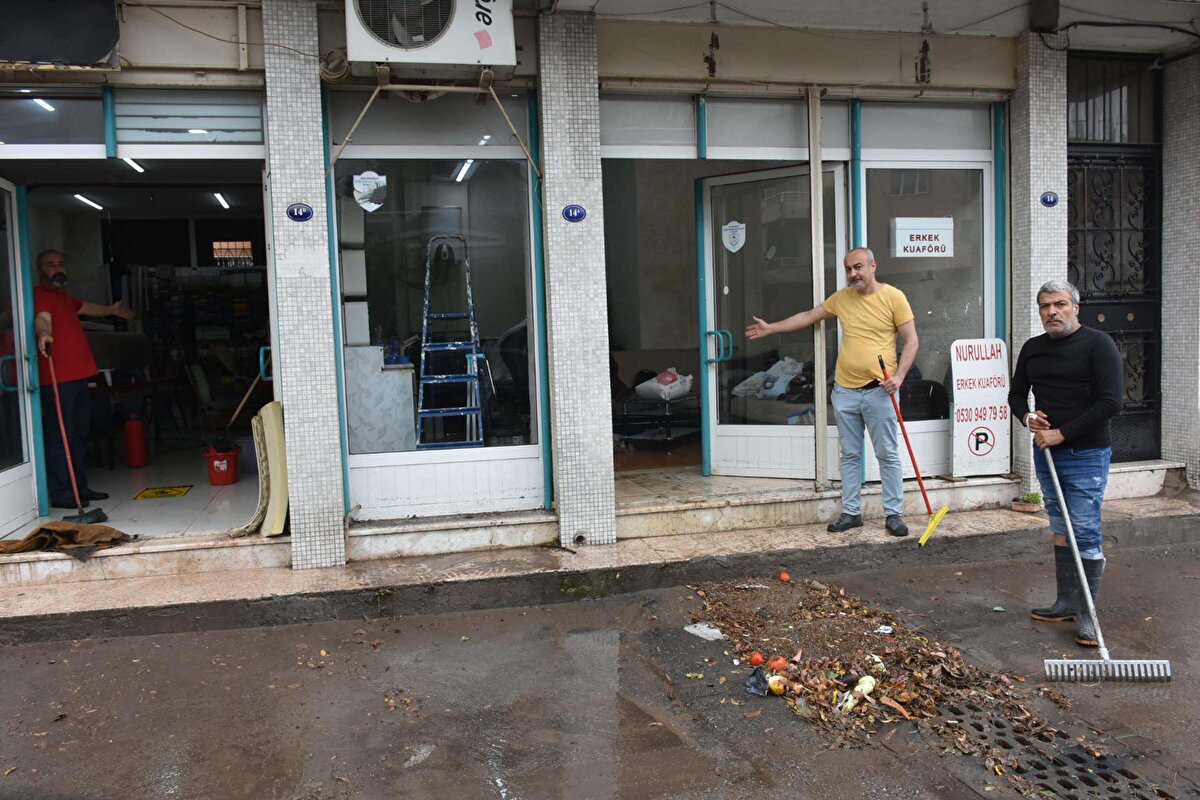 Esnaf Erdem Balyacı (42) ise "Rögarlar taştı. Sel suyu etkili oldu. Evlere ve iş yerlerine sular girdi. Felaket yaşadık" derken; Nurullah Altun (45) da "Her sene aynı. Rögarlar hep tıkanıyor. Önceden bir çalışma yaptılar ama yine çare bulamadılar. Dükkanımızı ev su basıyor. Sürekli tadilat yapıyoruz bıktık. Buna bir çare bulmaları lazım. Biz kendi imkanlarımızla onarıyoruz" diye konuştu. Esnaf Özgür Kaplan (45) ise "Yine dükkanımıza su bastı. Rögarlar taştı. Zarar büyük" dedi.<br>