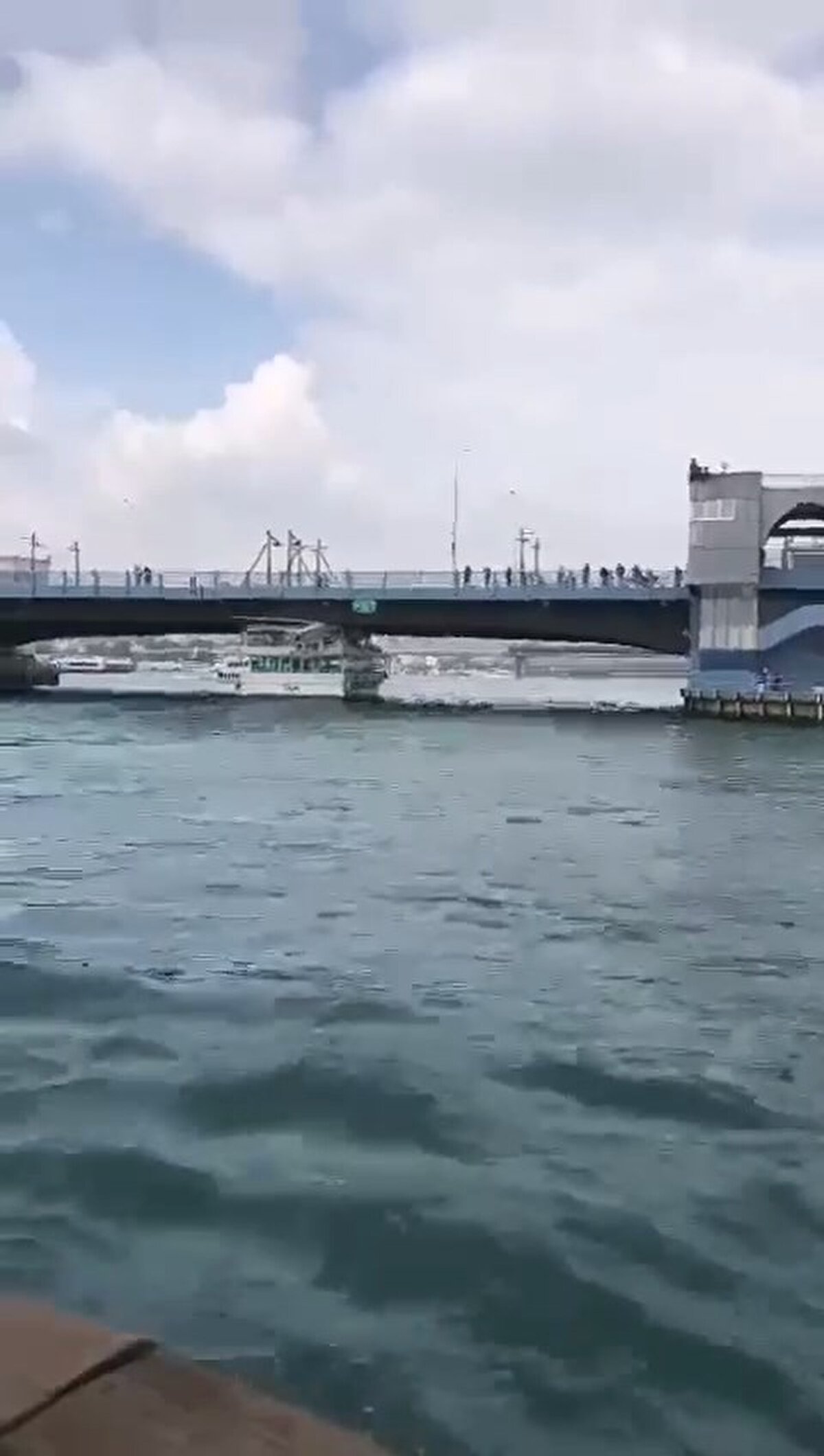 "KAZA OLMASIN DİYE MAKASI TOPLADIK"  <br>Balık tutmaya gelen İsmail Ergün ise, "Normal geçmesi gereken yerden mi geçmedi neyin nesi sadece ses duyduk. Ondan sonra korktuk, yalan yok. Normalde ilk defa böyle bir şey gördük biz. Çok ses yaptı köprü bayağı bir sallandı. Devam etti tekne durmadı. Arabalar yoldan geçerken makas kırıldı, biz de kaza olmasın diye topladık. 3 parça birden fırladı. Bize çarpsa öldürür. Yolda kalınca biz de parçaları aldık. Müdahale etitk kaza olmasın diye. Sürücüsü devam etti" diye konuştu. 