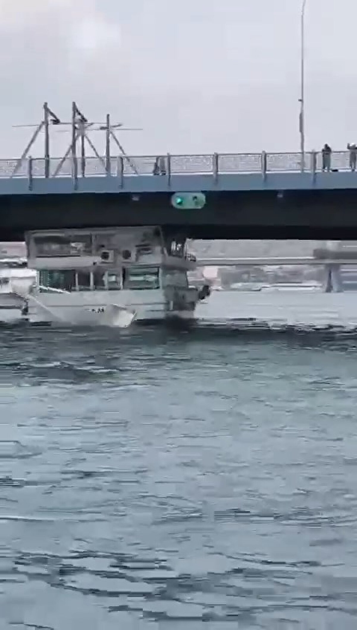 Ölen ya da yaralananın olmadığı olayda, hasar alan tekne Eminönü'ne yanaştı. Sahil Güvenlik Komutanlığı'nın olayla ilgili tutanak tuttuğu öğrenildi. 