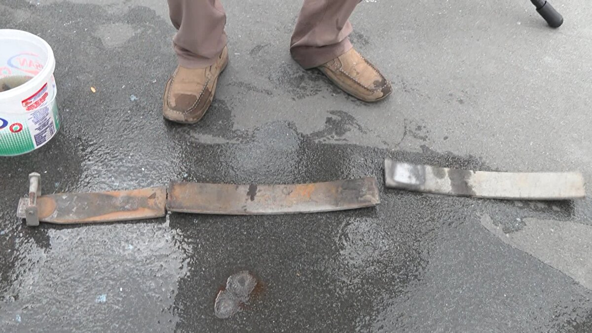 "KÖPRÜ KOPTU, KORKTUK"<br>Balık tutmak için köprüde olan Ahmet Başaran, "Yanlış girdi, onların giriş çıkışları ortadan. O küçük teknelerin geçtiği yerlerden geçti. Galiba kaptanı acemi veya artık ne olduğunu bilemeyiz. Yanlış girdi, üst çatı komple gitti. Kaza oldu burada da arabanın makasları fırladı. Köprü koptu. Korktuk. Yanlış girdi, onların nereden geçeceği milimetrik ölçülü nereden geçeceği yani. Yanlış girdiği için çatı gitti. Panik olduk, fırladık gördük. Üst kısmı gitti, insan yoktu Allah'tan" diye konuştu. 