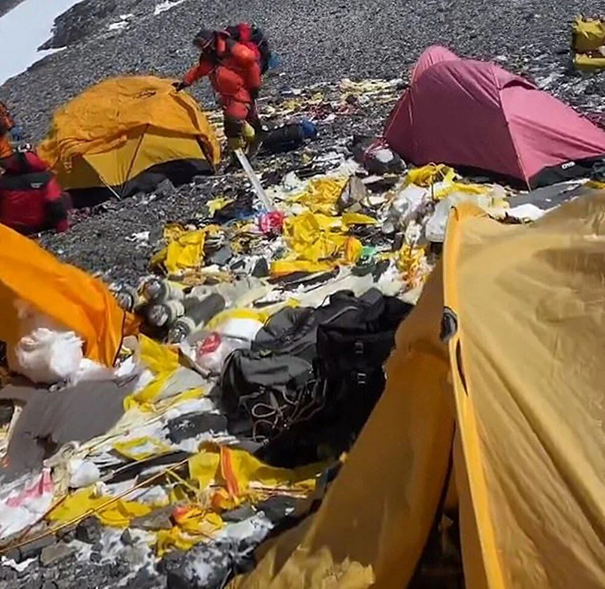 Makalu açıklarında 3,7 ton atığı temizleyen keşif gezisinin parçası olan bir dağcı, Everest'ten bir ton atığı uzaklaştırmak için Himalaya kirliliği hakkında farkındalık yaratma misyonlu bir temizleme kampanyası olan Himalayan Clean-Up'ı kurdu.<br><br>