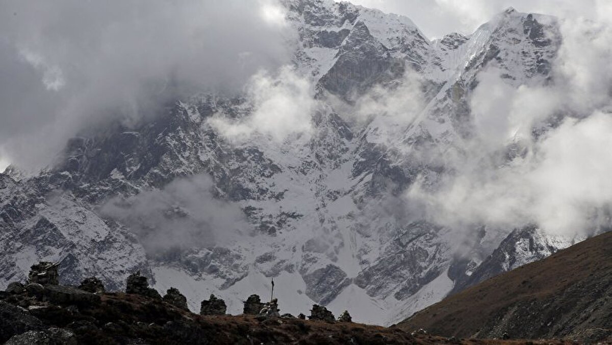 Nepalli dağcı Nirmal Purja, insanları Himalayalar'daki çevre kirliliği sorununa karşı uyarıyor.<br><br>