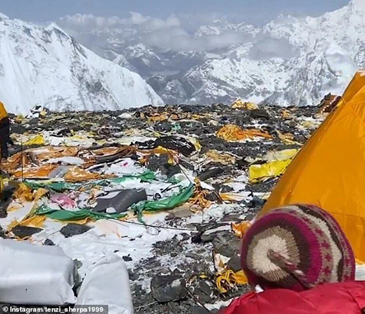 Keşif gezisinden alınan görüntüler, dağcı Luc Boisnard ve ekibinin plastik şişeler, hijyenik pedler ve terk edilmiş çadırlar da dahil olmak üzere atık yığınları arasında güçlükle ilerlediğini gösteriyor.<br><br>