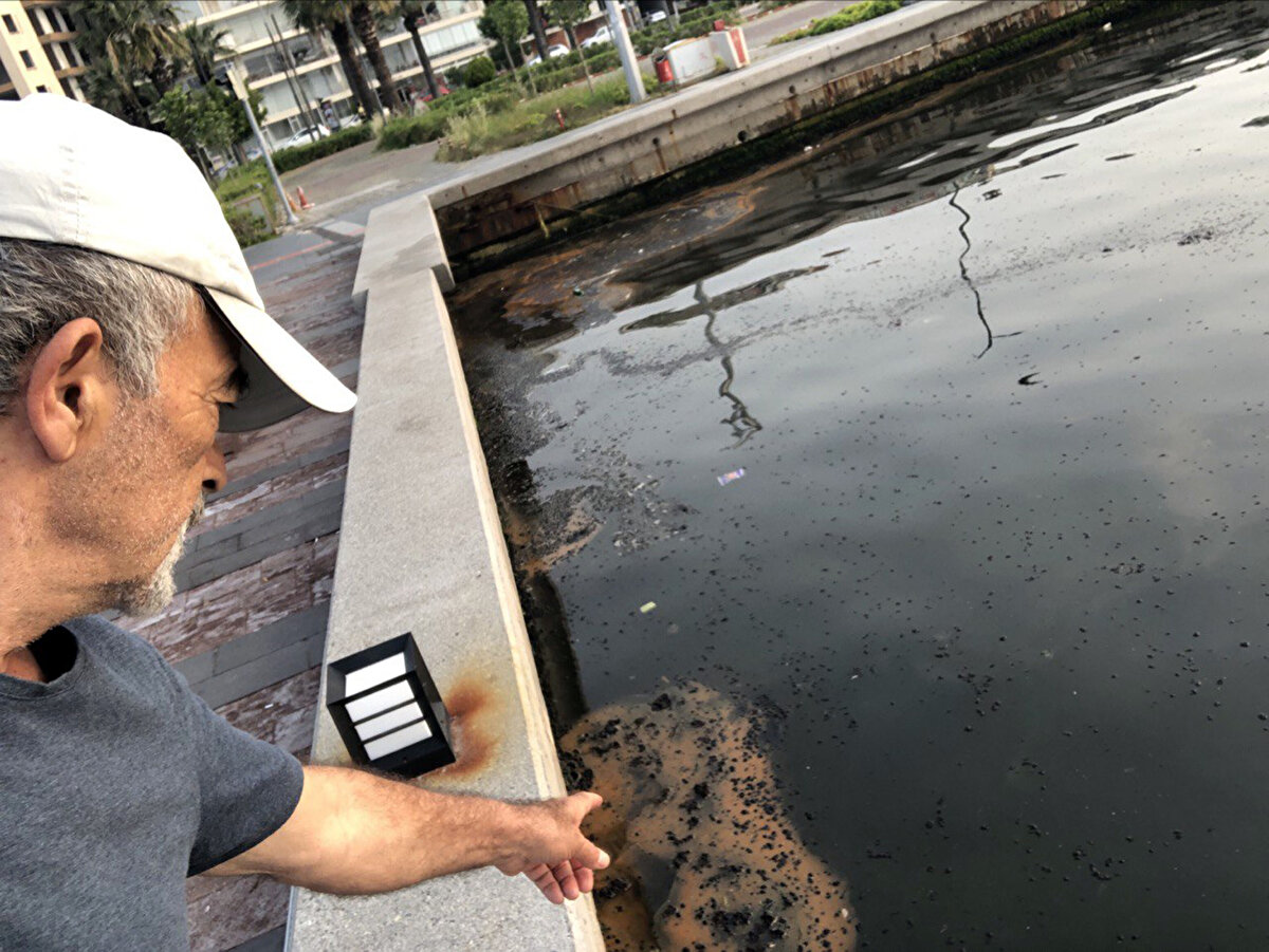 İzmir Körfezi'ndeki dip çamuruna da dikkati çeken Dr. Kesici, şöyle konuştu:<br><br>"Yağışlar ile yine kültürel kirlilik değimiz körfez etrafındaki bina ve diğer kirletici unsurların çok yoğun olmasıyla körfezdeki dip çamuru da giderek çoğalmaktadır. Her yıl mutlaka İzmir Körfezi'nde dip çamurunun temizliğine devam edilmelidir. İzmir'de başlı başına sorun olan deniz marulu da söz konusu. Bu da yine kirlilik nedeniyle oluşur. Deniz marulu ve bu algler birleştiğinde körfezde müsilaja sebep olabilir. Şu anda görünen durum zaten müsilajın belirtileri. Bunun aşırı şekilde devam etmesi, önlem alınmaması kirlilik açısından çok tehlikeli. Bunların yüzeyden toplanması yeterli değil; deniz dip çamuru da temizlenmeli."