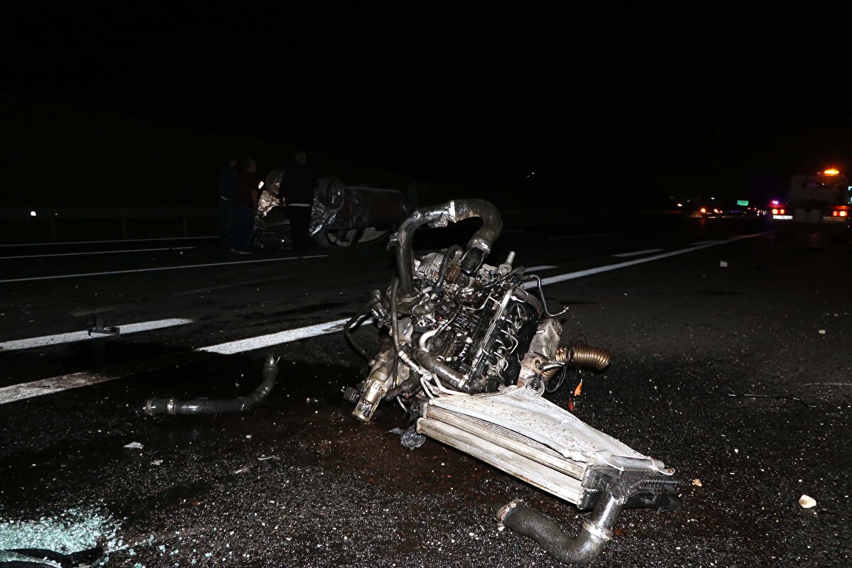 Çarpışmanın etkisiyle otomobillerden birisi uçuruma yuvarlanarak alev topuna dönerken, diğer otomobil de kullanılamaz hale geldi.