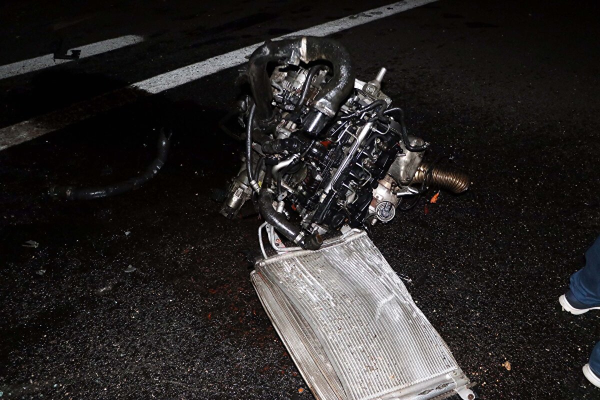 İhbarla olay yerine gelen sağlık ekipleri yaptıkları ilk müdahalede 1 kişinin otomobil içinde yanarak hayatını kaybettiğini tespit etti. 9 yaralı ise çevre hastanelere sevk edildi. Polis kazayla ilgili inceleme başlattı.