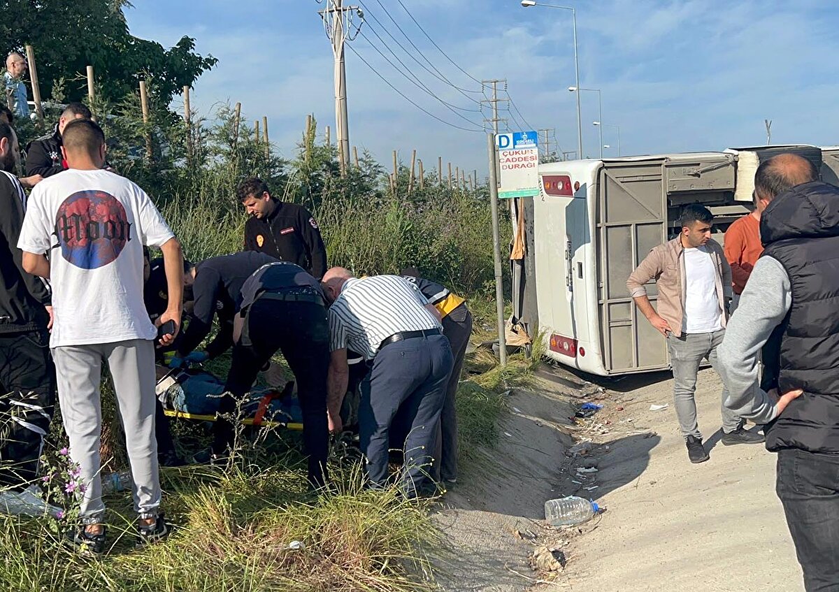 Ekipler, kazaya karışan araçları kaldırmak için çalışmaları sürüyor.