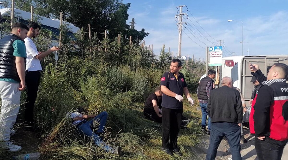 Kazada, midibüs sürücüsü ile birlikte 13 kişi yaralandı. Yoldan geçen diğer sürücülerin ihbarı üzerine kaza yerine sağlık, itfaiye ve polis ekipleri sevk edildi.