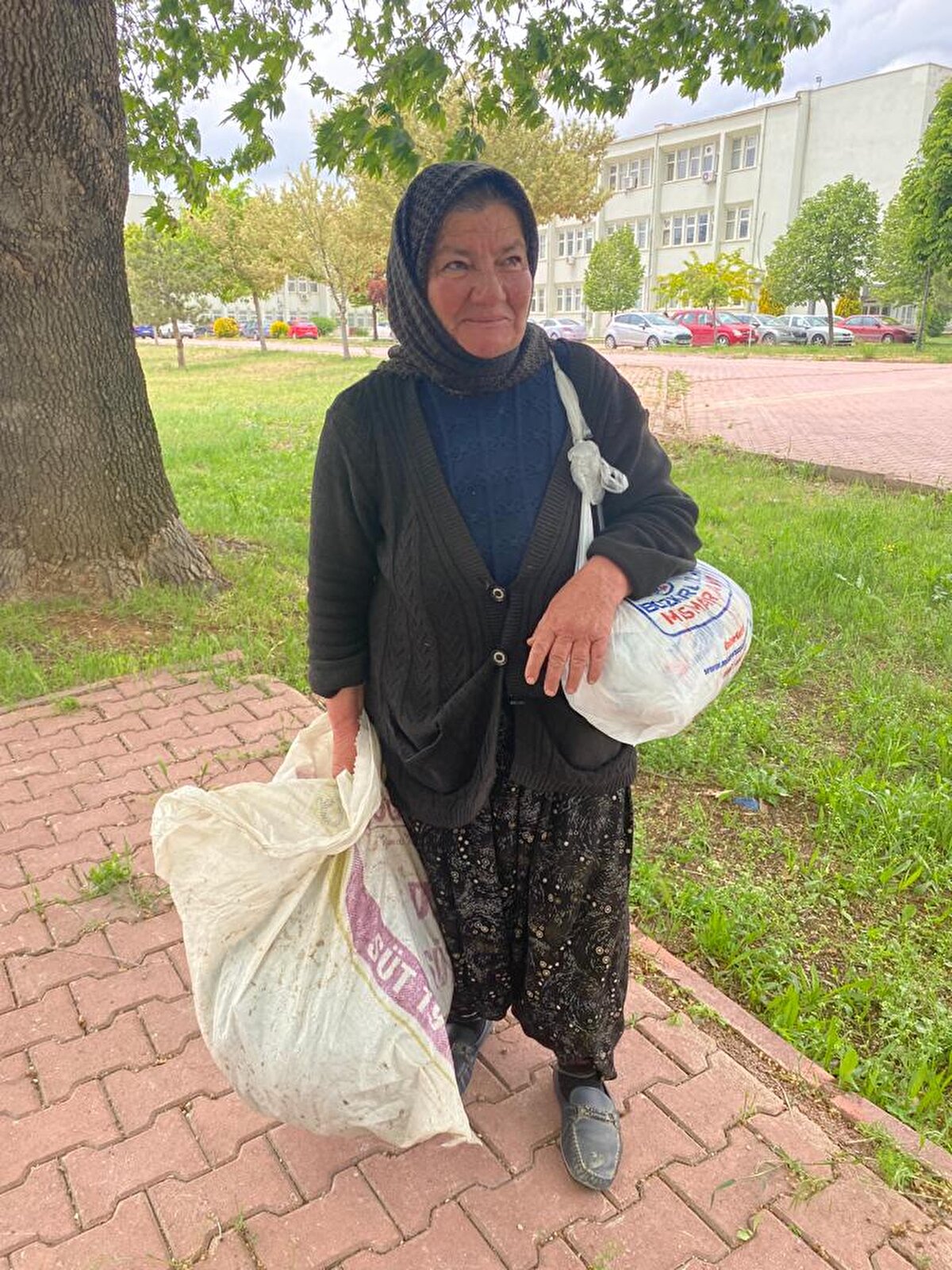 Para ve altınlarına kavuşan Mümine Göz, "Param bulununca çok sevindim. Bulanlara dua ettim. Trafonun üzerine koymuştum. Sabah erken saatti ve ortalıkta kimse yoktu, o yüzden trafonun üzerine koymuştum" dedi.<br><br>