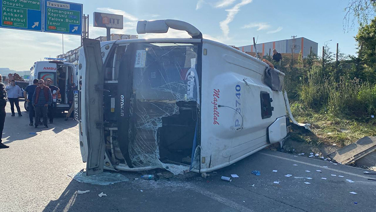 Kazada yaralanan 13 işçi, sağlık personelinin ilk müdahalesinin ardından hastaneye kaldırıldı. Yaralılardan 3'ünün sağlık durumunun ciddiyetini koruduğu öğrenildi.<br>