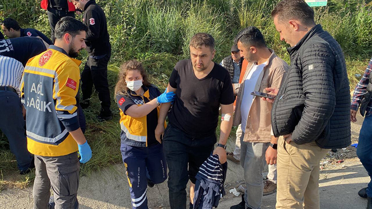 Öte yandan kaza nedeniyle kara yolunun Ankara yönündeki trafik akışı, tek şeritten kontrollü sağlanıyor.<br>