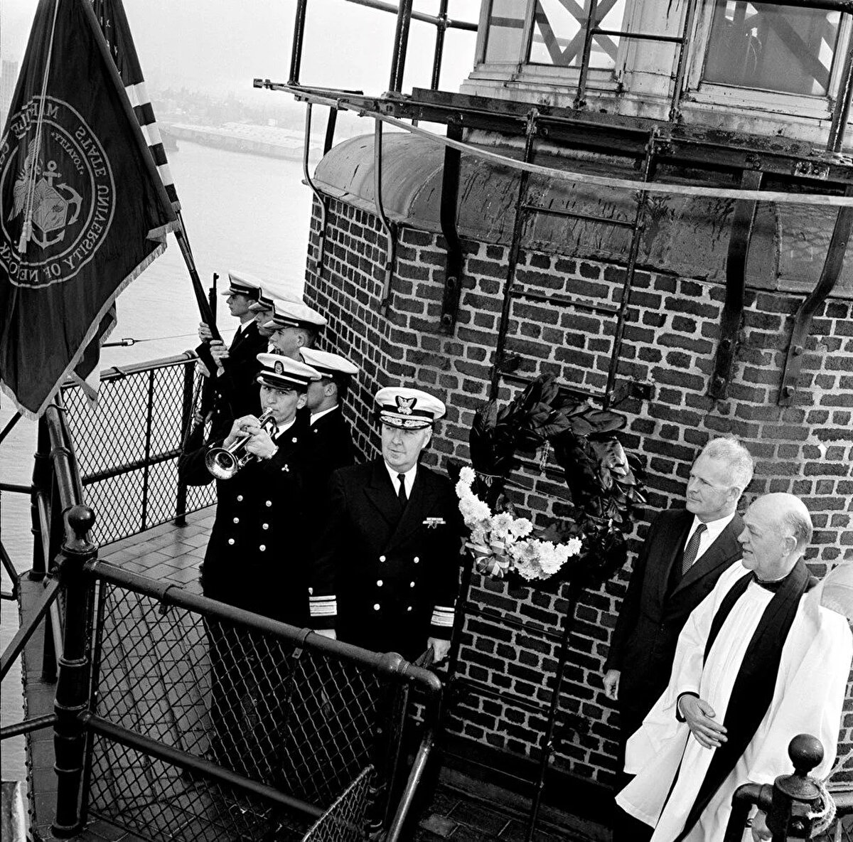 TİTANİK HAKKINDA<br>İngiltere'nin Southampton limanından Amerika Birleşik Devletleri'nin New York şehrine doğru yola çıkan Titanik, 10 Nisan 1912 tarihinde gerçekleşen bir faciayla tarihe geçti.<br><br>O dönemde dünyanın en büyük ve en lüks yolcu gemisi olarak kabul edilen Titanik, yaklaşık 2 bin 400 yolcu ve mürettebatı taşıyabilen devasa bir yapıya sahipti. Ancak ilk seferi sırasında, Atlantik Okyanusu'ndaki buzullarla çarpışması sonucu battı. Batışı sırasında binlerce kişi hayatını kaybetti.<br><br>Titanik'in batışı, o dönemde büyük bir şok etkisi yarattı ve dünya genelinde büyük bir üzüntüye sebep oldu. Bu olay, güvenlik önlemlerinin ve denizcilik standartlarının gözden geçirilmesine yol açarak daha sıkı düzenlemelerin yapılmasına neden oldu.<br><br>Yıllar geçtikçe, Titanik'in batışı ve bu olaya ilişkin kahramanlık hikayeleri ve hayatta kalanların anıları, halk arasında merak ve ilgi uyandırdı. Birçok belgesel, film ve kitap bu olayı konu almış ve Titanik, popüler kültürde önemli bir yer edindi.<br><br>Öte yandan, Titanik, bir anlamda, insanlığın kibir ve özgüvenin sınırlarını sorgulamasına ve doğanın karşısındaki kırılganlığını hatırlamasına neden olan bir uyarı olarak kabul edildi.