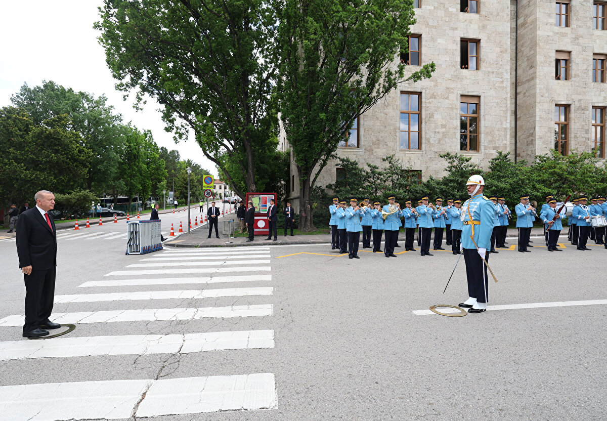 Cumhurbaşkanı Erdoğan da töreni Meclis'te locadan takip etti. Erdoğan bir süre sonra TBMM'den ayrıldı. CHP lideri Kemal Kılıçdaroğlu, DEVA Parti lideri Ali Babacan, YSK Başkanı Ahmet Yener, eski TBMM Başkanı Bülent Arınç da Meclis sıralarında yer alan isimlerden.<br><br>