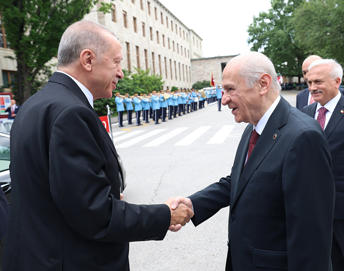 Birleşimi yönetecek olan Bahçeli, Meclis Başkanlığı koltuğuna oturarak açılış konuşması gerçekleştirdi. Daha sonra yemin metnini okuyan Bahçeli, sırayla vekilleri kürsüye davet edeceğini ve ant içerken dikkat edilmesi gereken noktaları söyledi. Vekiller sıralamaya göre tek tek kürsüye çıkıp yemin ediyor.