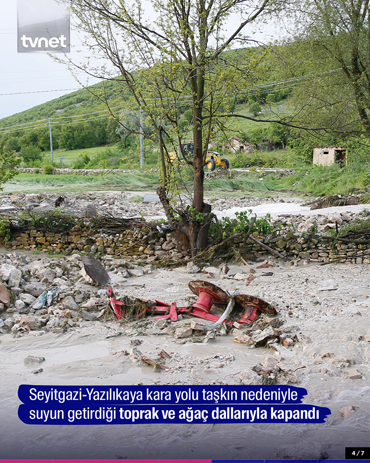 Seyitgazi-Yazılıkaya kara yolu taşkın nedeniyle suyun getirdiği toprak ve ağaç dallarıyla kapandı