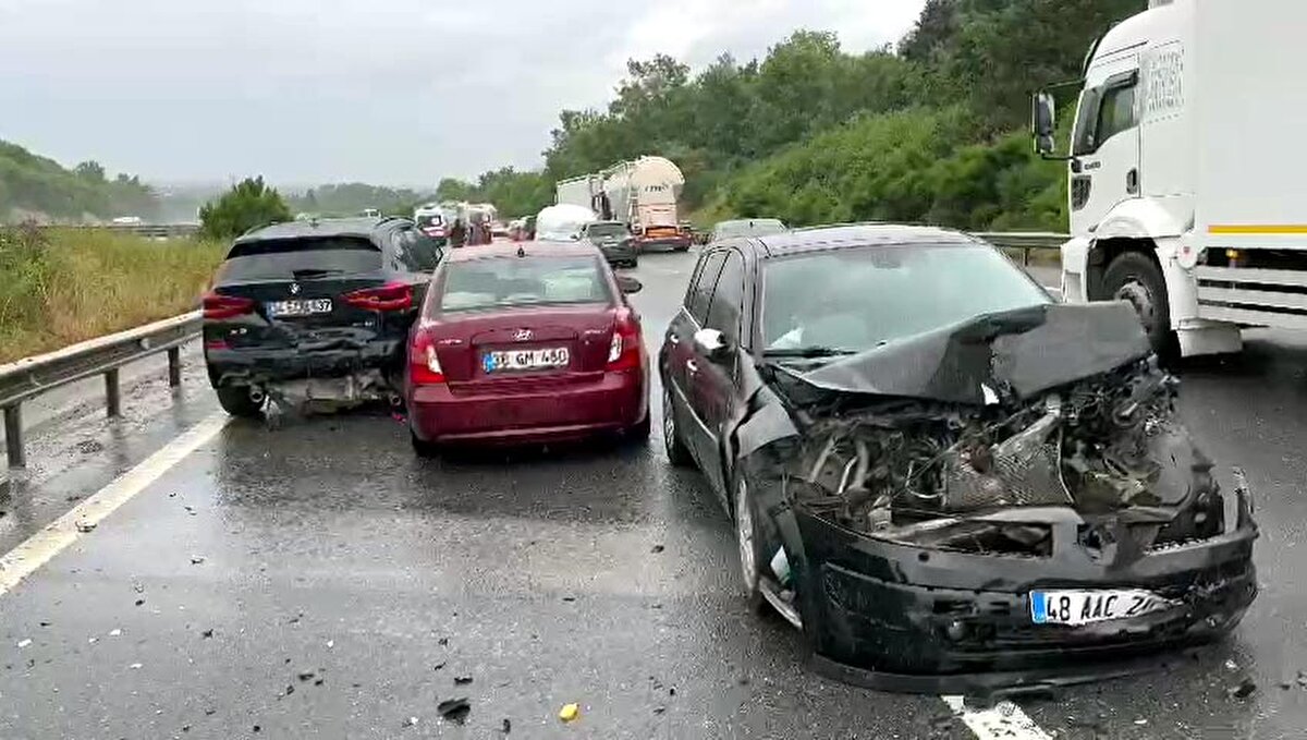Karayolları ekiplerinin, kazaya karışan araçları yoldan kaldırma çalışmaları sürüyor.