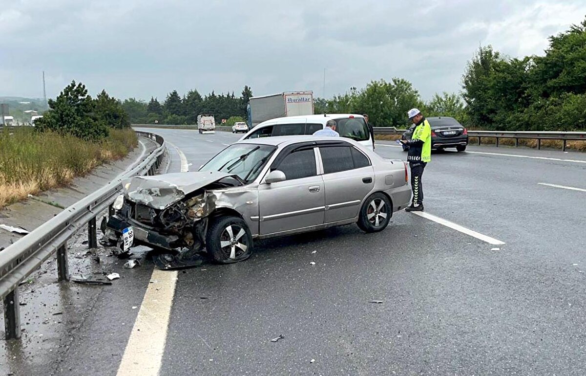 Kazada ilk belirlemelere göre 4 kişi yaralandı. Yaralılar, olay yerine çağrılan 112 sağlık ekiplerinin ilk müdahalesinin ardından ambulanslarla kentteki hastanelere kaldırılarak tedaviye alındı. 