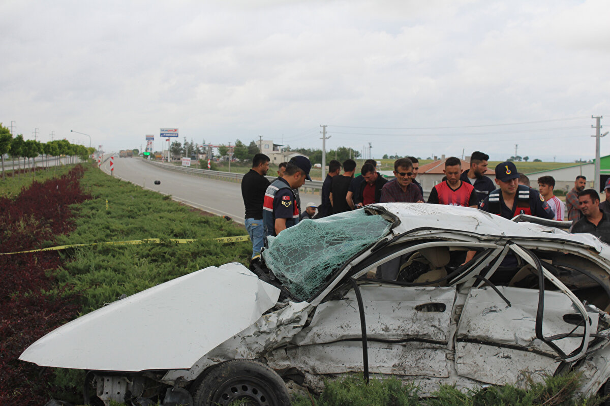 Diğer sürücü Gökkaya ile yanındaki Aysel Gökkaya (42) da ağır yaralandı. Yaralılar, ambulanslarla Aksaray Eğitim ve Araştırma Hastanesi'ne kaldırıldı.