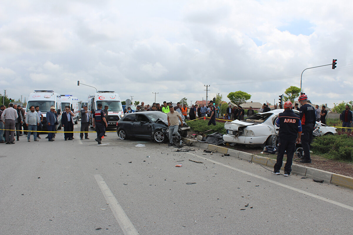 Kaza, saat 10.00 sıralarında Aksaray- Konya kara yolu Bozcamahmut Kavşağı'nda meydana geldi.