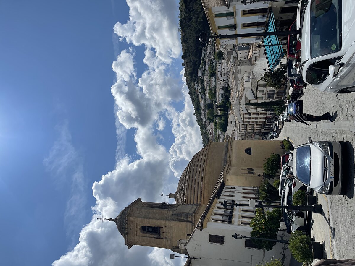 Montefrio kasabası, adını, İspanyolca monte frio'dan "soğuk dağ"'dan almaktadır.