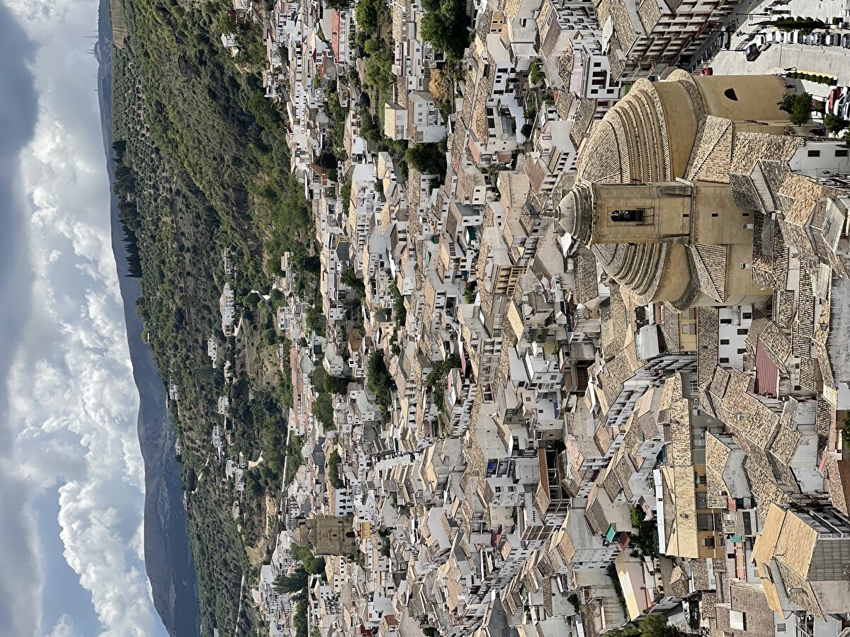 Montefrio'nun ana kilisesi, eski bir camiden dönüştürüldüğü söylenilen ve Müslümanların egemenliğinden çıktığından itibaren İspanya'nın tamamındaki tek yuvarlak kilisedir. 
